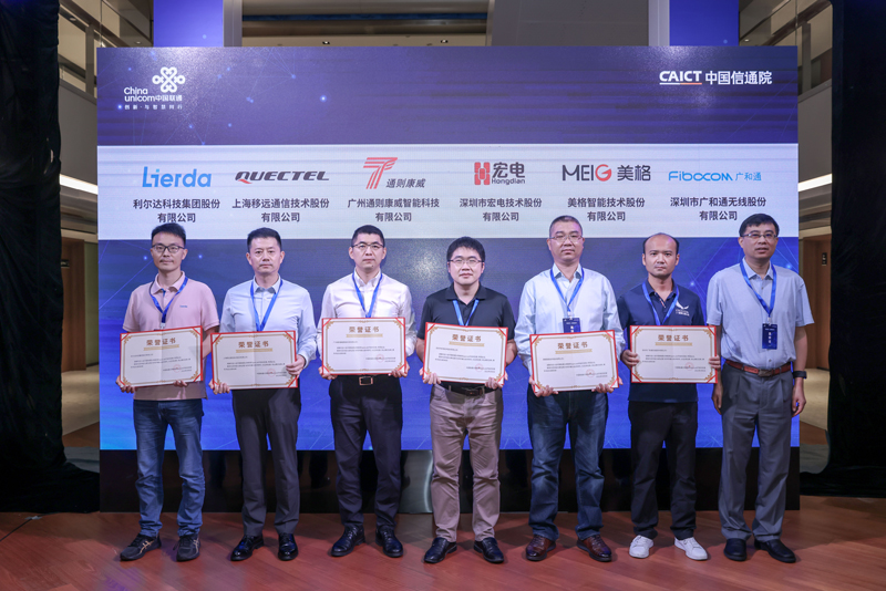 98858vip威尼斯游戏销售总监陈大明代表领奖（右2）